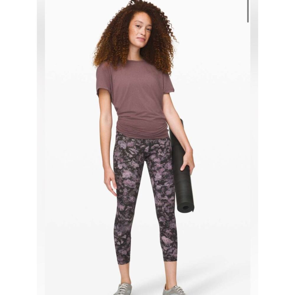 Lululemon Align Pant 25” Size 4
Floral Illusion Ice Grey Soft Nulu Yoga Leggings